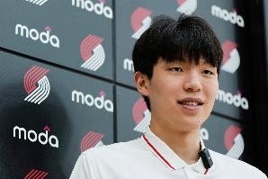 开拓者夏联主帅：杨瀚森应对全新环境做得很棒 他的表现足够亮眼