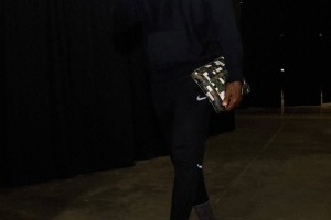 九游官方平台-力争胜利 湖人官推晒赛前入场照：连帽衫的天气