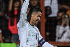 40岁C罗世预赛完美开局：双响+远程世界波！获7.9分，再创5大纪录