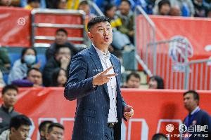 杜锋：今天我们篮板输的太多 所以比赛一直打得比较胶着