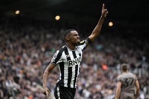 英媒：伊萨克是否留纽卡仍待定，团队成员建议他今夏仔细考虑未来