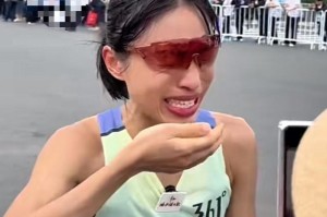 “最快女护士”哭诉调休难，跑友发声！主办方称未给其发奖金