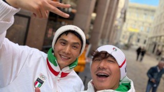 九游官方平台-胡兵郝允祥为中国队助威，米兰冬奥会圣西罗开幕|AC米兰|冰墩墩|圣西罗体育场|2026年米兰冬奥会开幕式|冬奥会开幕式_新浪体育_新浪新闻